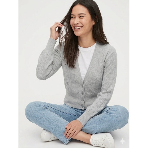 Banana Republic Sweaters - Banana Republic Ribbed V-Neck Cardigan Sweater Button Up Gray Extra Small